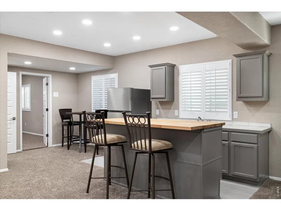 Basement wet bar with seating